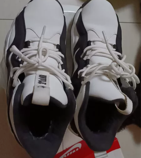 中国乔丹女板鞋，买小了，穿着不合脚，就穿过...