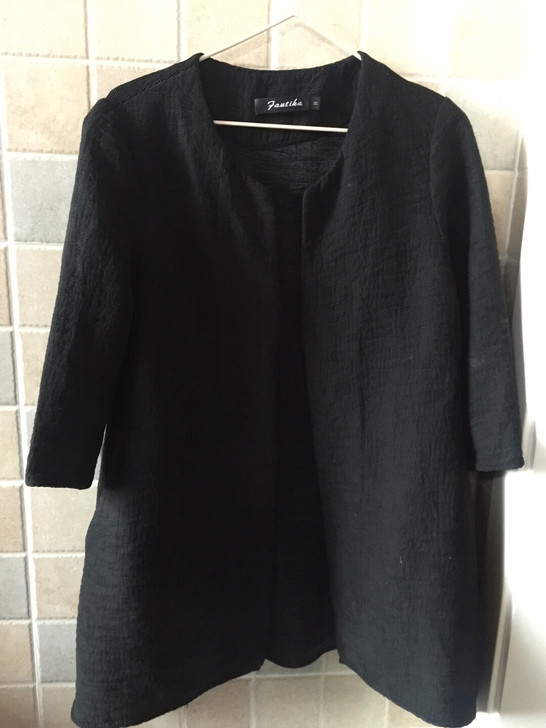 开衫，薄厚适中，现在正合适穿，黑色是永恒的...