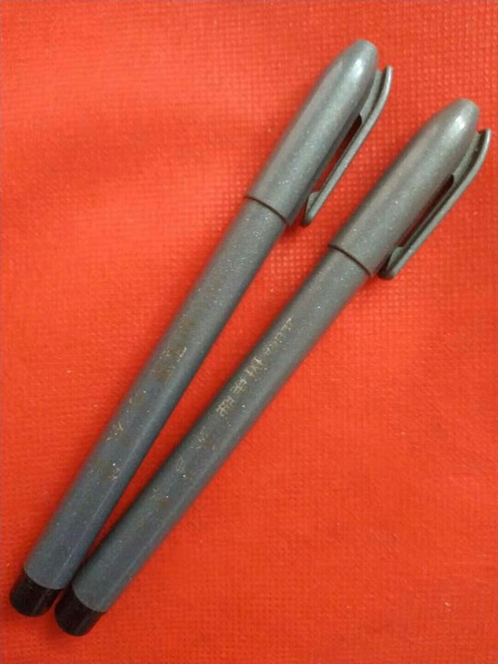 斑马牌秀丽笔两支。