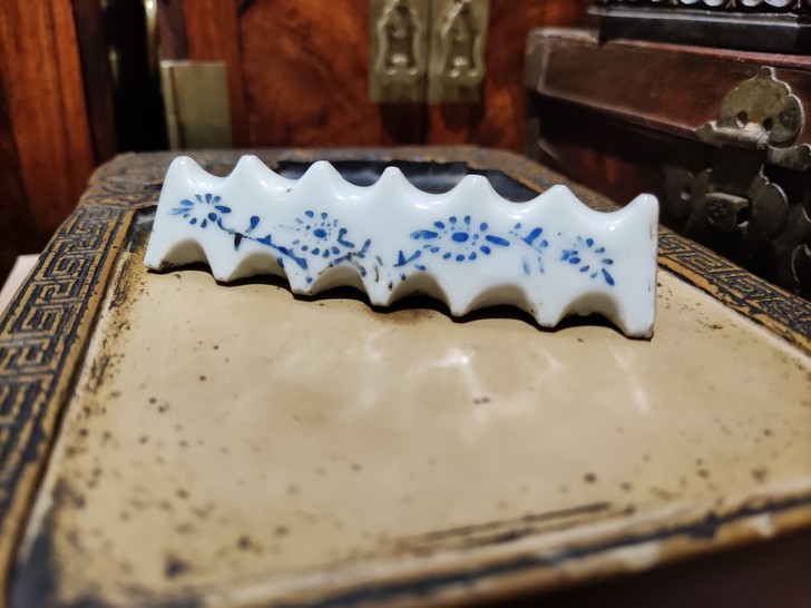 【清代文房-料彩梵红笔架】