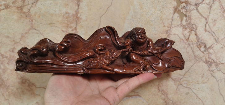 黄杨木雕笔搁。刘海戏金蟾形象雕刻，雕刻精美...