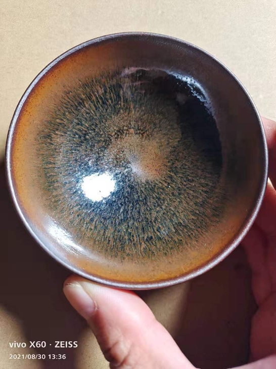 精品磨底敛口主人杯，釉面烧出彩，柿红野兔豪...