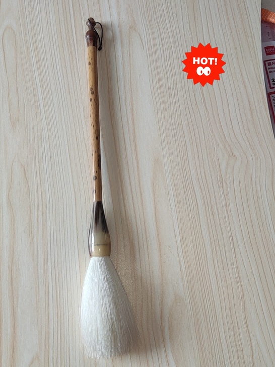 纯羊毫，笔斗和笔挂是牛角的，笔杆是落花杆的。