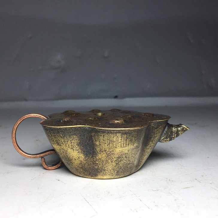 文房用品铜水滴 文房用具，滴水于砚的器具，故名。有嘴的叫##amp；ldquo；水