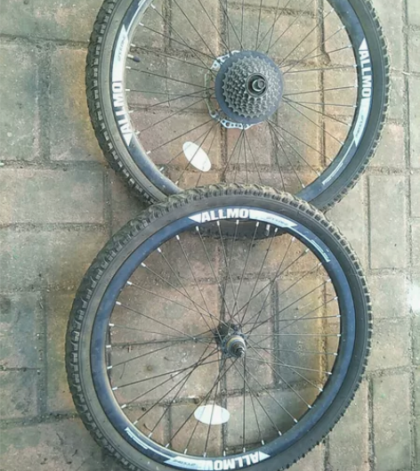 自行车轮组,铝合金钢圈加轮胎两个很新,轮胎...