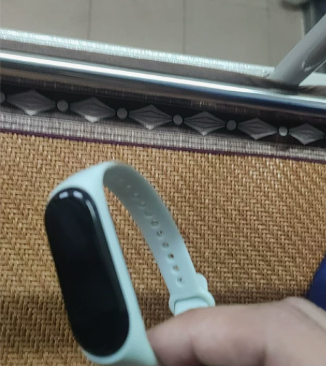 小米手环5屏幕有微划痕不影响使用 感兴趣的...