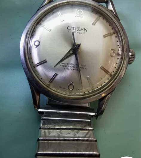 日本西铁城手动手表。表径36，表蒙有一个小...