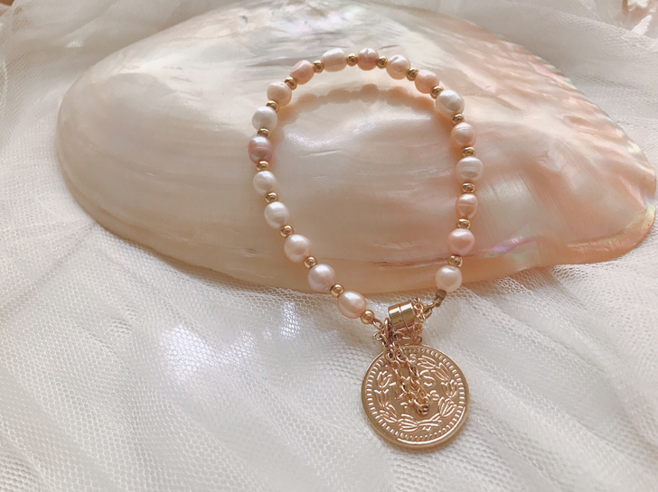 天然淡水珍珠手链，磁铁扣加小圆牌，磁铁方便...