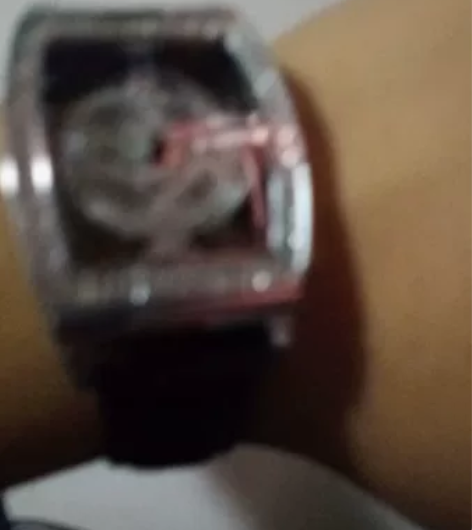 韩国进口手表，带钻，可以转动，带出去有面子...