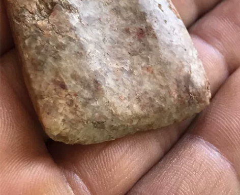 石器时代地方玉器件，品相完整，两面均有凹槽...