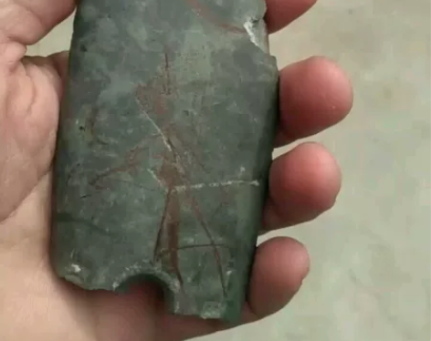 奇石，石器时代的工具。 捡的，像是石器时代...