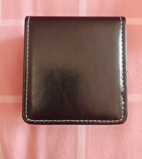 别人给的手表，带过一天，自己不爱带这些。有...