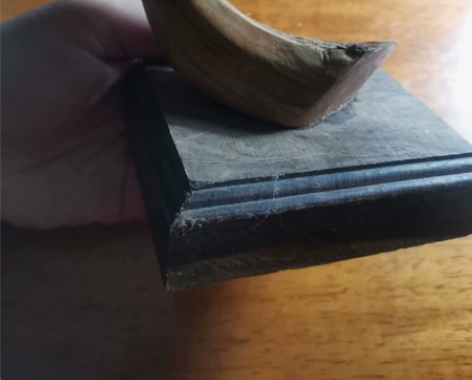 牙形崖柏摆件，带硬木底座，香气浓郁，文房雅...