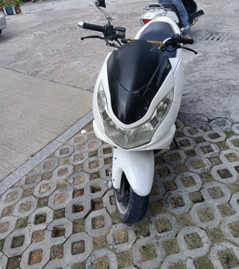 自己用的摩托车踏板，成色七八成新。有需要的...