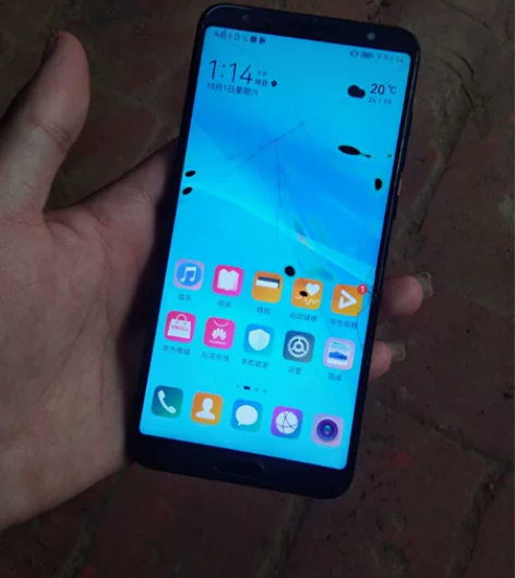 华为nove2s屏幕有点漏液,后盖有些碎。...