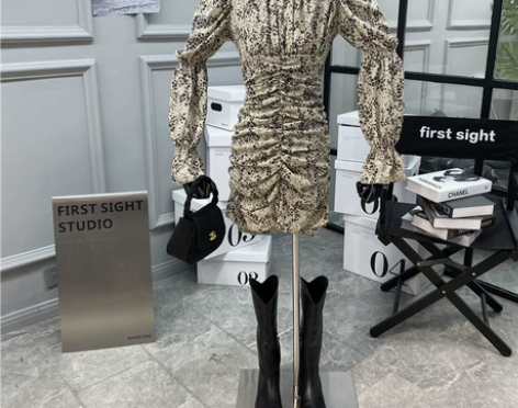 法式褶皱喇叭袖收腰不规则碎花连衣裙女神范气...