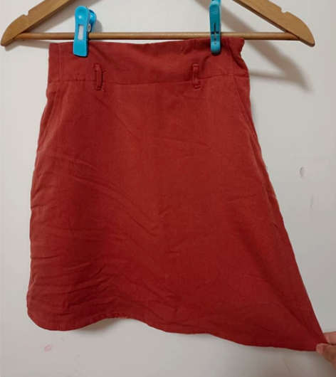 实体店买入A字裙 实物是漂亮的朱砂色 做了妈妈后不太爱穿短裙...