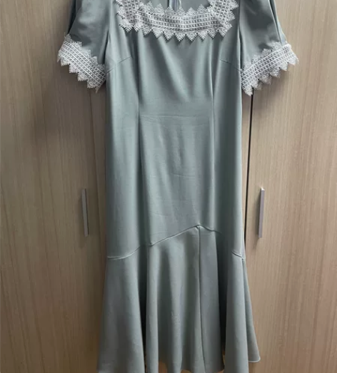 今年才买的连衣裙，蓝绿色，鱼尾裙很有女人味...