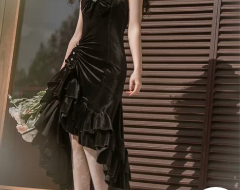 黑色吊带鱼尾裙S，有胸前心形扣。很好看，但...