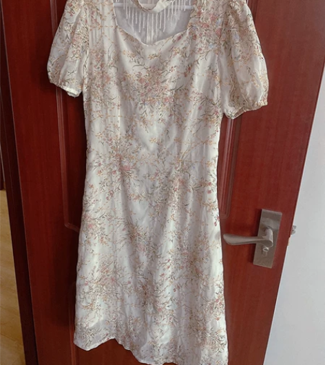 刺绣半身裙，实际为L，胸围93，腰围74。...