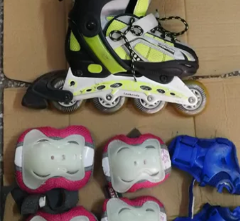 儿童轮滑鞋,32—35。 质量很好,没怎么...