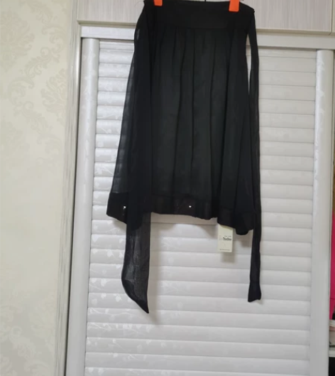 黑色中裙  全新带吊牌 尺码：L码 腰围：...