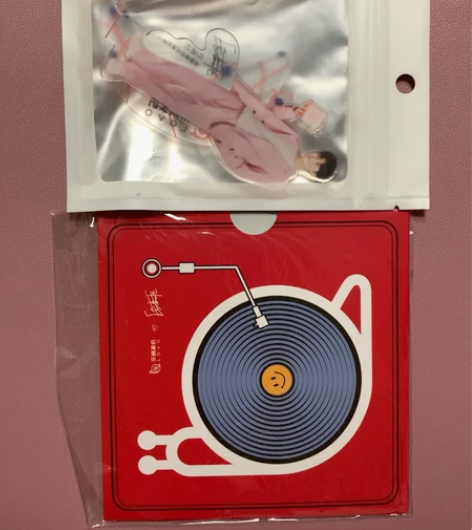 任嘉伦lovo乐蜗家纺周边摇摇立牌+唱片明...