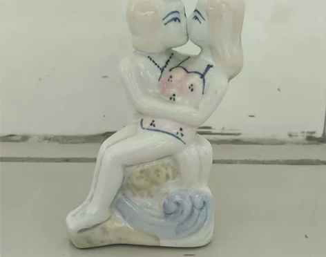 沙滩男女亲吻陶瓷摆件 老物件 陶瓷挺厚实 ...