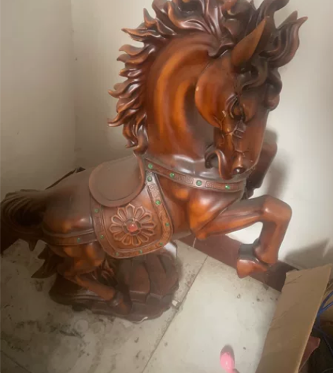 纯木雕。买的时候一千多。给钱就卖。有轻微划...