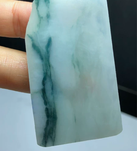 天然翡翠A货，肉细飘蓝色小片料子。 源头批...