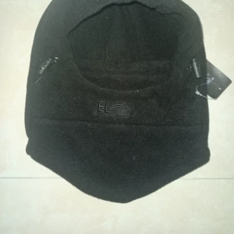 鄂郎世家毛绒帽,黑色,两边有松紧绳可以调节松紧,佩戴后只露出... 鄂郎世家毛绒帽,黑色,两边有松紧绳可以调节松紧,佩戴后只露出...