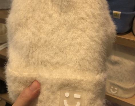 简约系列笑脸滴塑针织帽毛绒帽米色秋冬毛毛帽子 m… 感兴趣的...