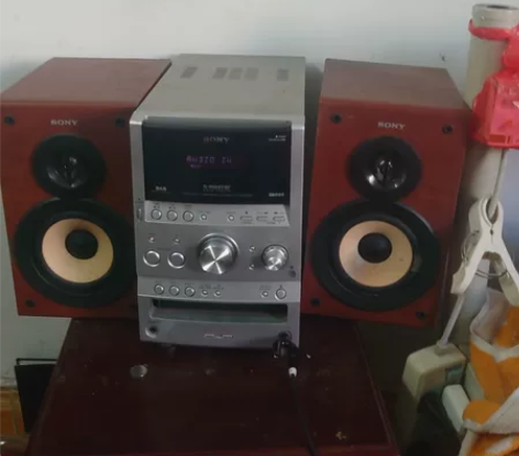 索尼音响，cD磁带都不能用，只能外接手机播...
