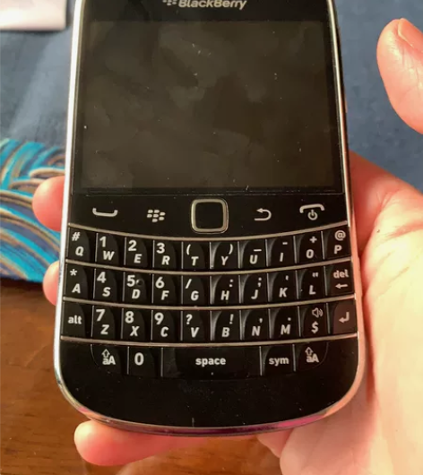 黑莓手机带皮套便宜出，正常使用没问题 感兴...