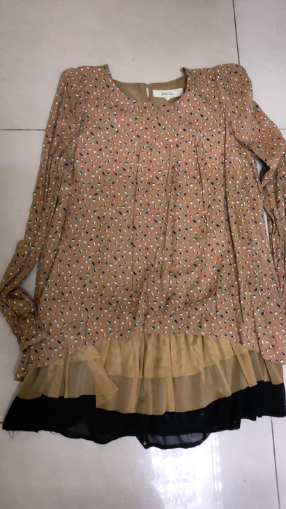 女款上衣，九成新，170码，适合120左右...