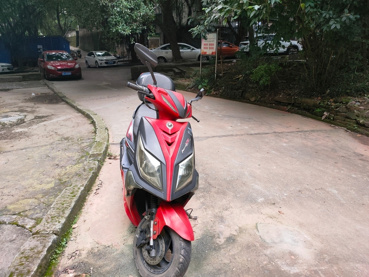 踏板摩托车便宜出售，自家上班的代步车！烧油...