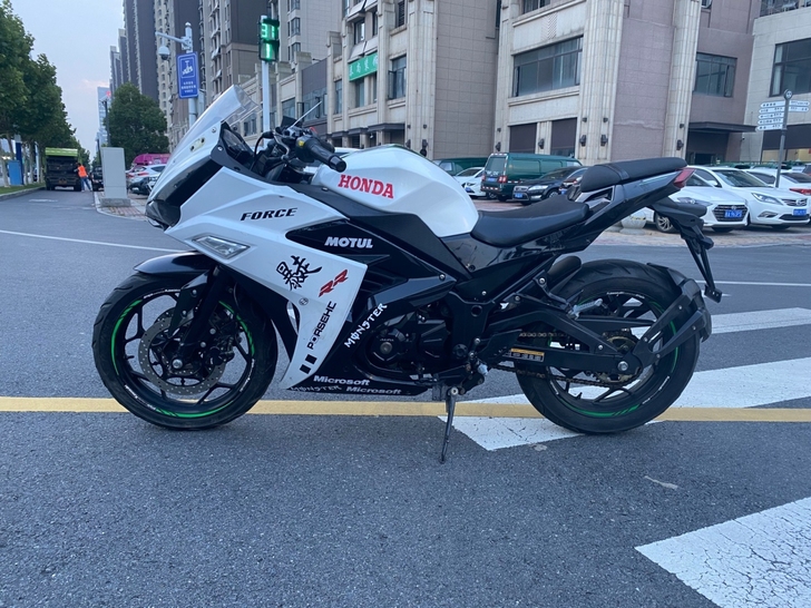 白色机车，摩托车V6新款，全网机车最低