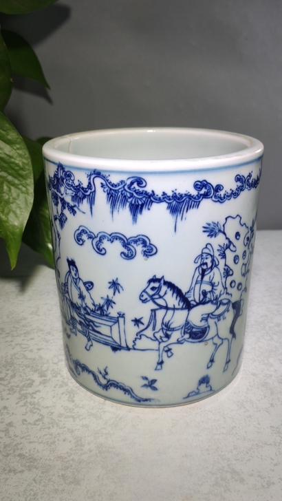 青花人物瓷笔筒！造型独特！瓷质细腻！釉水肥...