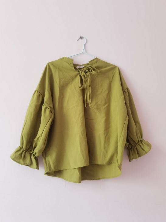 泡泡袖衬衫，买回来一次没穿过。