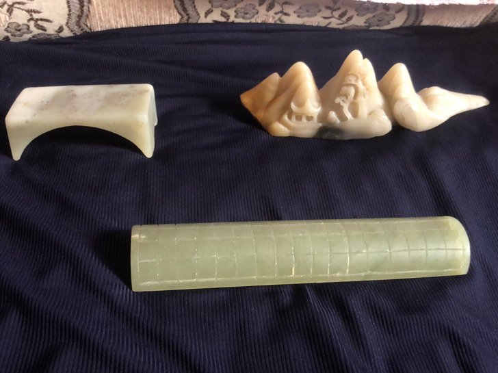 三件文房用品！笔架是寿山石的！臂搁和墨床是...