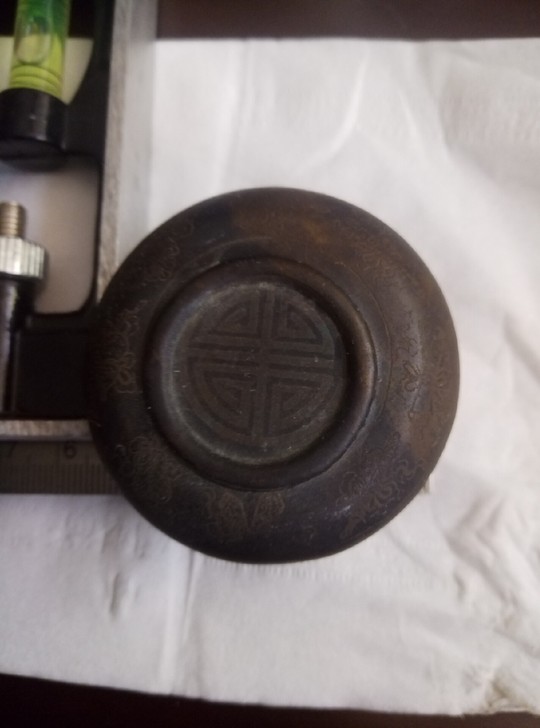 上个小文玩，錾刻文字和精美的花草图案的铜盒...