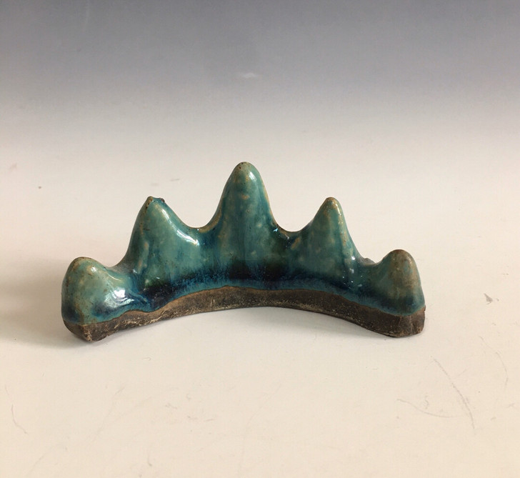 清晚蓝釉笔架，最宽处约8.8厘米