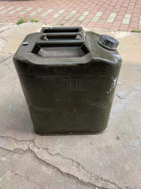 油桶30升，一共2个，40元一个，自家用的...