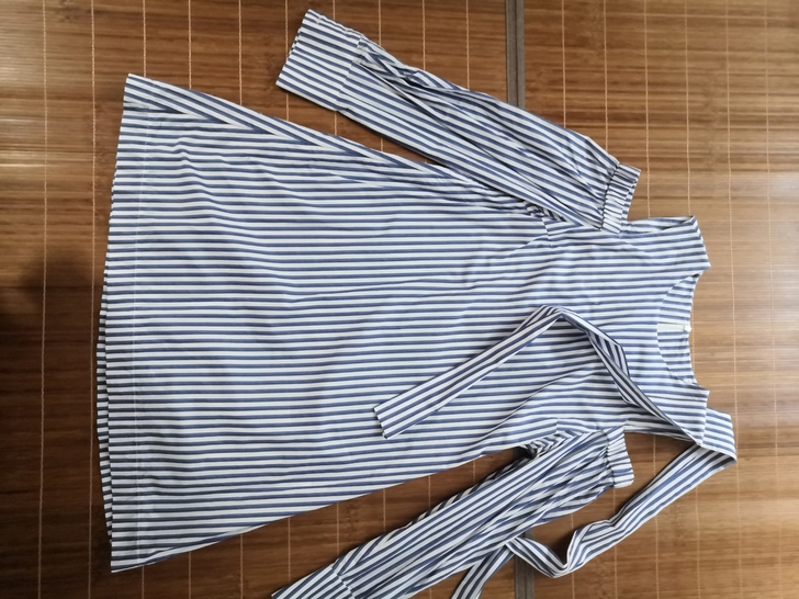 zll连衣裙，很时尚，肩上带子可蝴蝶结。喜...