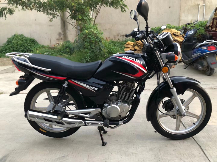 铃木俊驰铃木跨骑gt125cc，标准的国三...