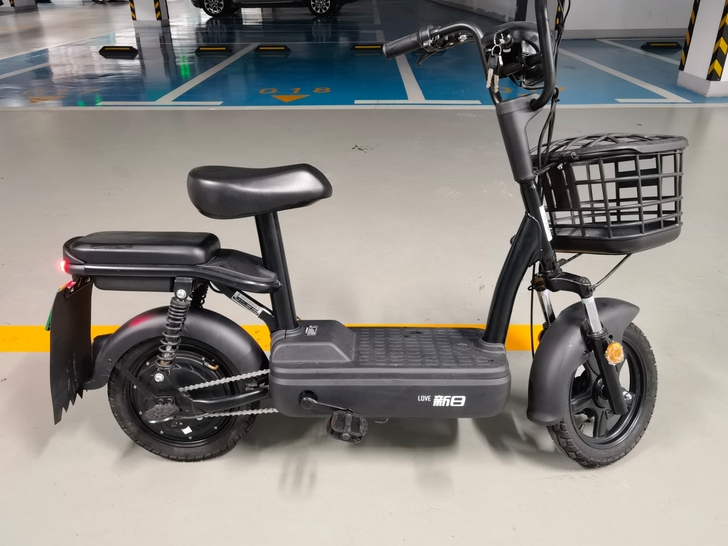 朋友送的新日电动车，只骑了一次，经上好牌了...