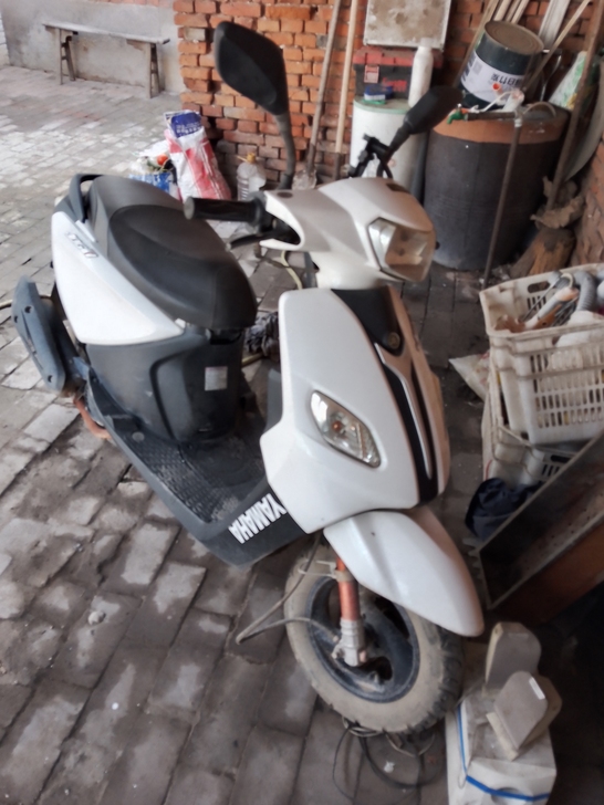 踏板摩托，买回来后没怎么骑，院子里扔的下雨...