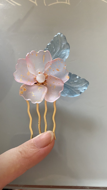 琉璃月季花小发梳，大小如图，材料是保色铜丝...