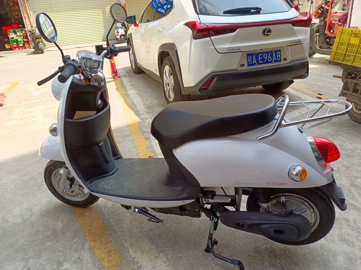 轻雅亮白色，72伏双碟全新电瓶，南宁小绿牌...