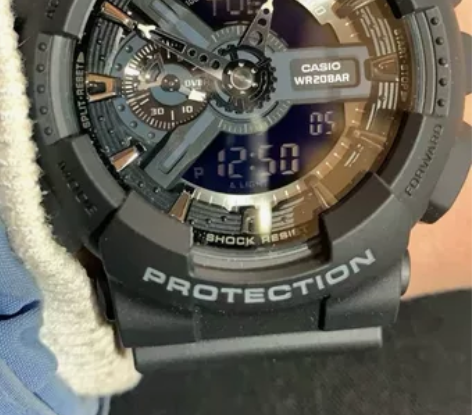 舍友送的礼物，卡西欧，我手上戴着一块腕表，...